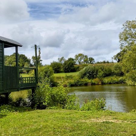 Charming Tranquil Shepherds Hut With Lakeside Balcony 'Roach' Uckfield Bagian luar foto