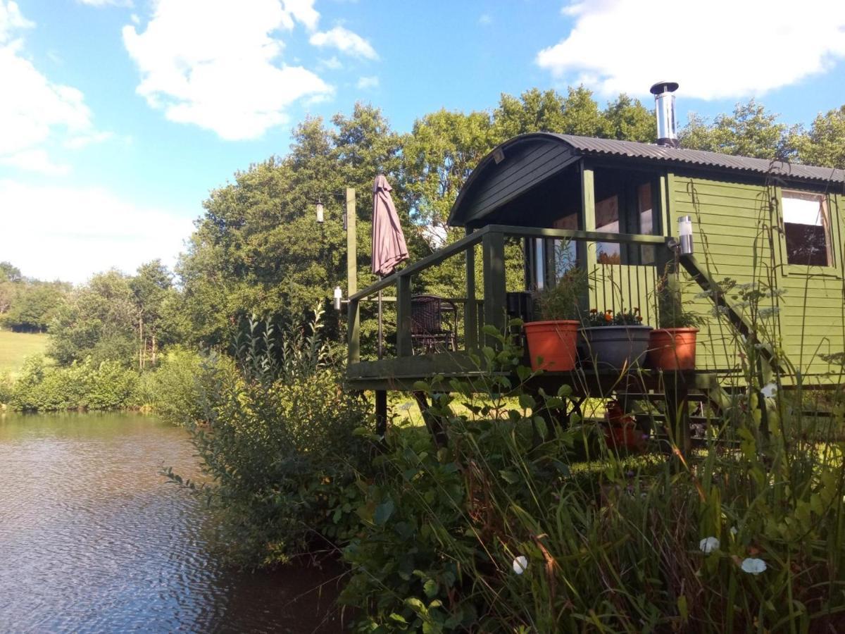Charming Tranquil Shepherds Hut With Lakeside Balcony 'Roach' Uckfield Bagian luar foto
