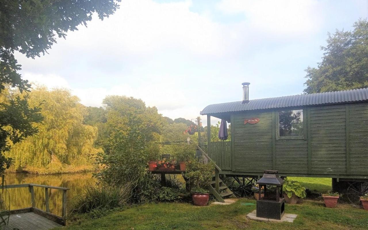 Charming Tranquil Shepherds Hut With Lakeside Balcony 'Roach' Uckfield Bagian luar foto