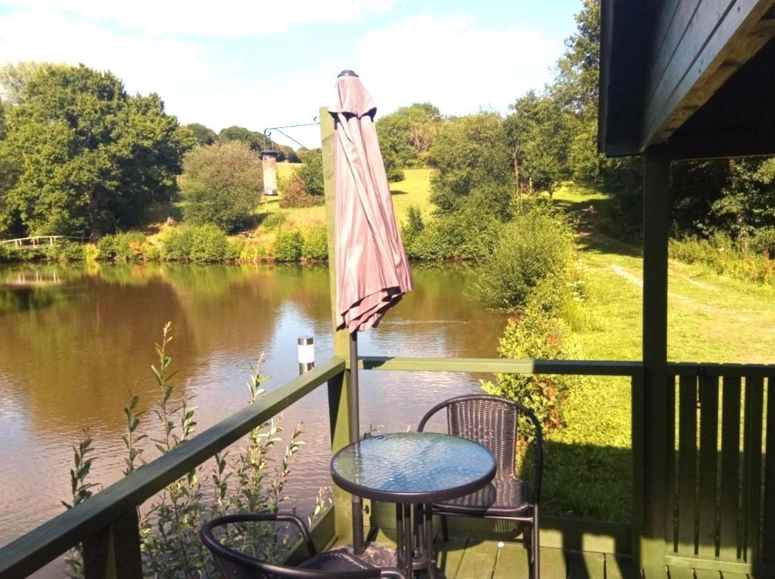 Charming Tranquil Shepherds Hut With Lakeside Balcony 'Roach' Uckfield Bagian luar foto