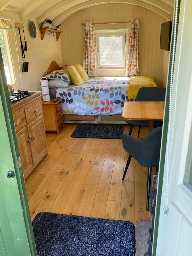 Charming Tranquil Shepherds Hut With Lakeside Balcony 'Roach' Uckfield Bagian luar foto