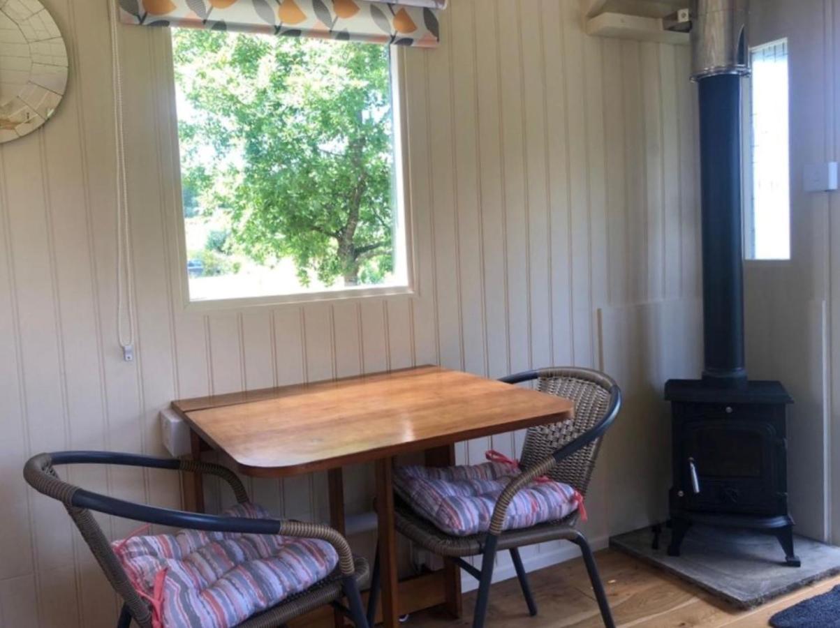 Charming Tranquil Shepherds Hut With Lakeside Balcony 'Roach' Uckfield Bagian luar foto