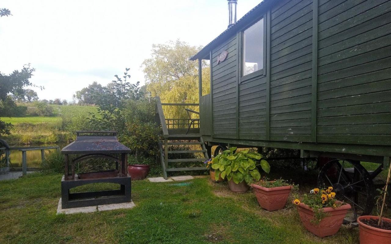 Charming Tranquil Shepherds Hut With Lakeside Balcony 'Roach' Uckfield Bagian luar foto