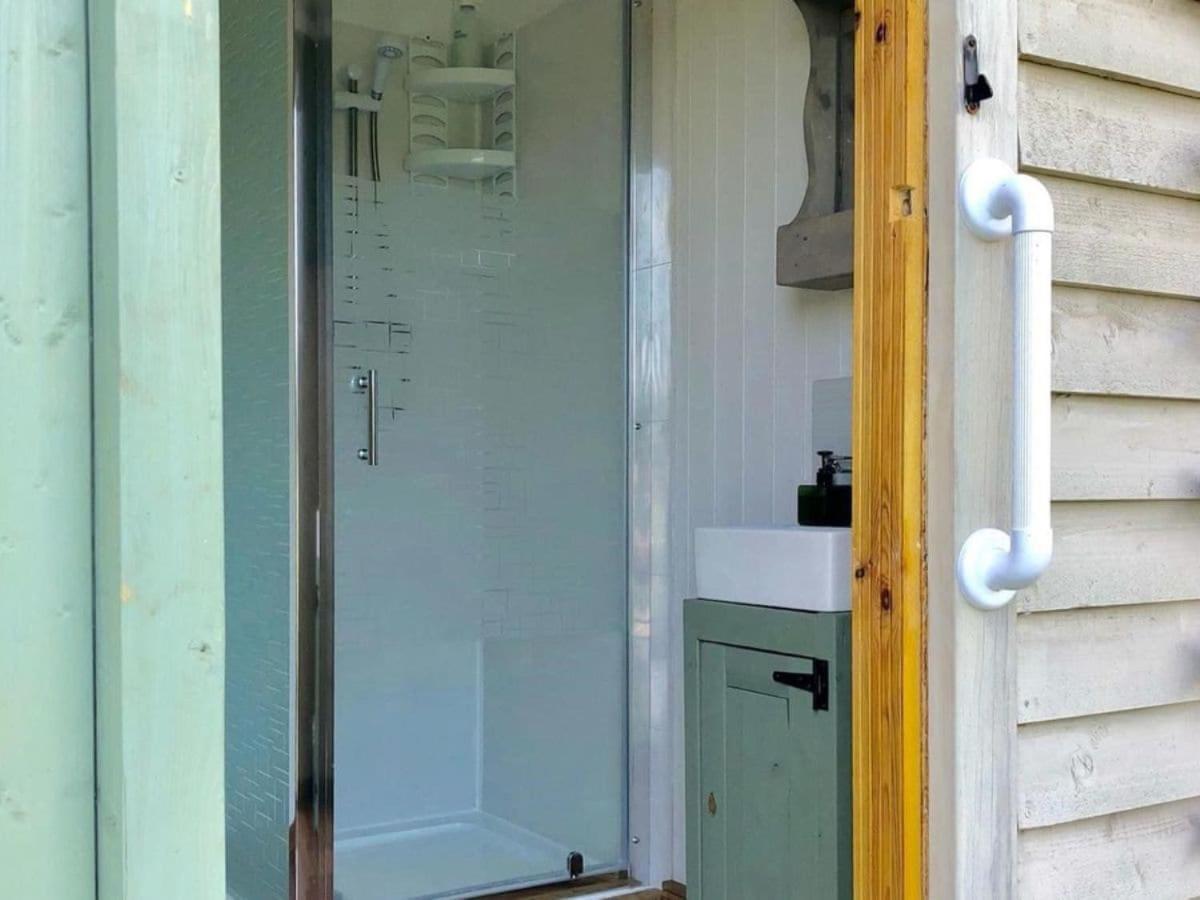 Charming Tranquil Shepherds Hut With Lakeside Balcony 'Roach' Uckfield Bagian luar foto