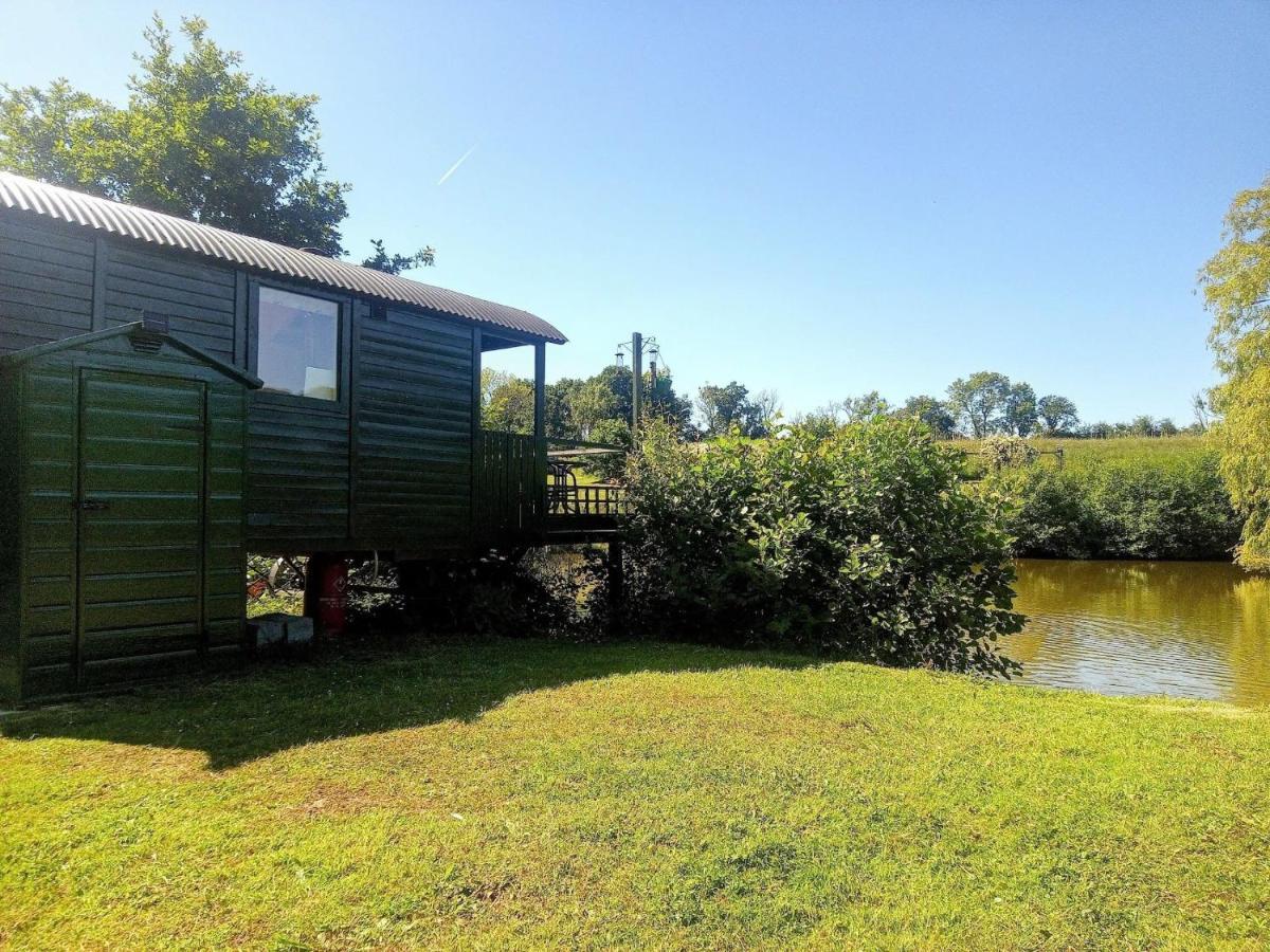 Charming Tranquil Shepherds Hut With Lakeside Balcony 'Roach' Uckfield Bagian luar foto