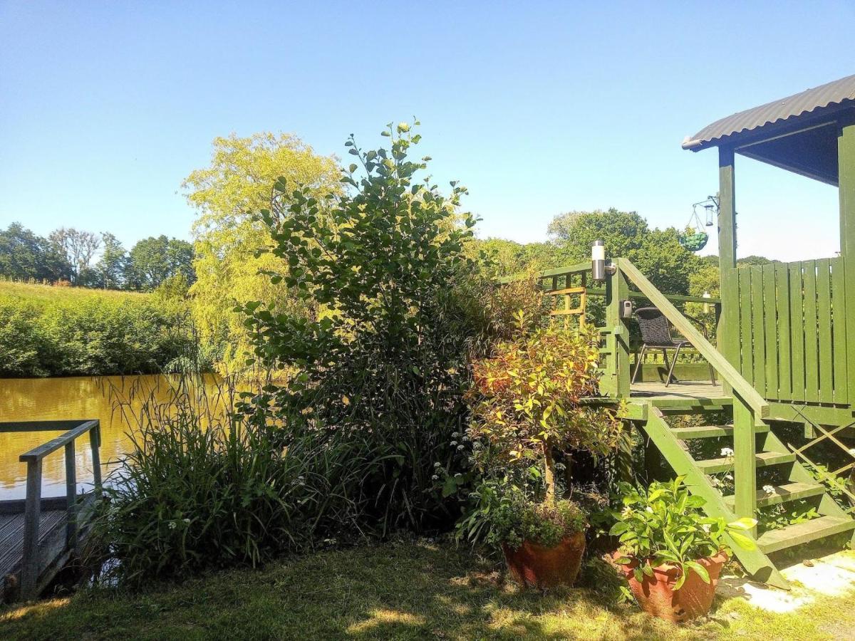 Charming Tranquil Shepherds Hut With Lakeside Balcony 'Roach' Uckfield Bagian luar foto