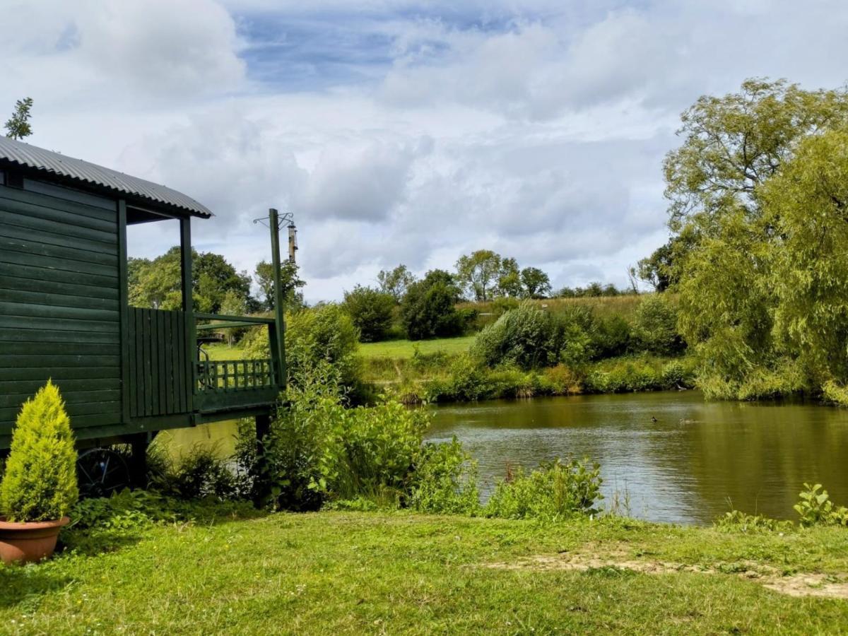 Charming Tranquil Shepherds Hut With Lakeside Balcony 'Roach' Uckfield Bagian luar foto