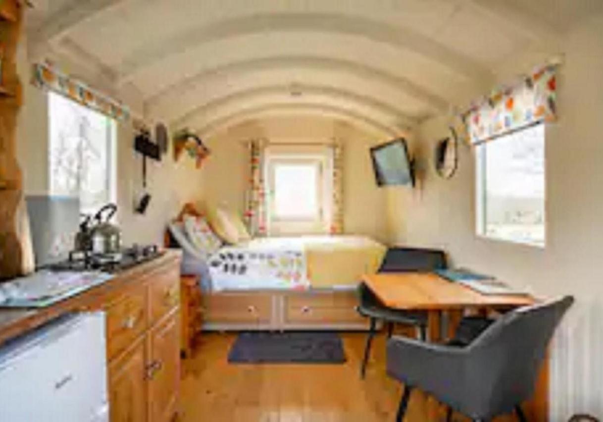 Charming Tranquil Shepherds Hut With Lakeside Balcony 'Roach' Uckfield Bagian luar foto