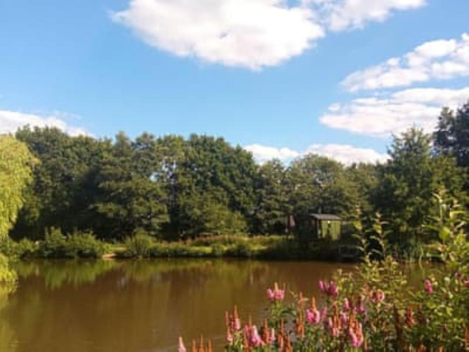 Charming Tranquil Shepherds Hut With Lakeside Balcony 'Roach' Uckfield Bagian luar foto