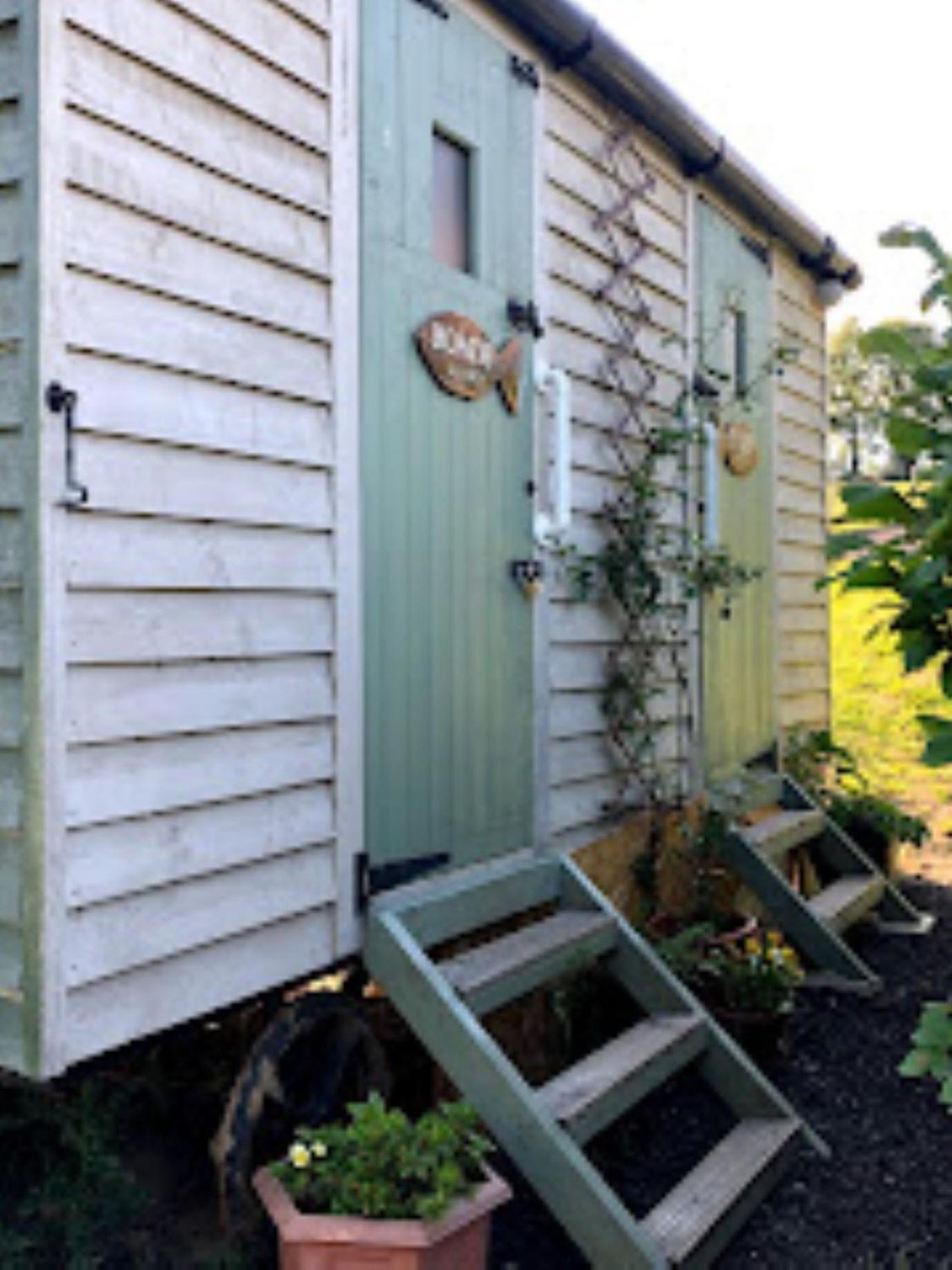 Charming Tranquil Shepherds Hut With Lakeside Balcony 'Roach' Uckfield Bagian luar foto