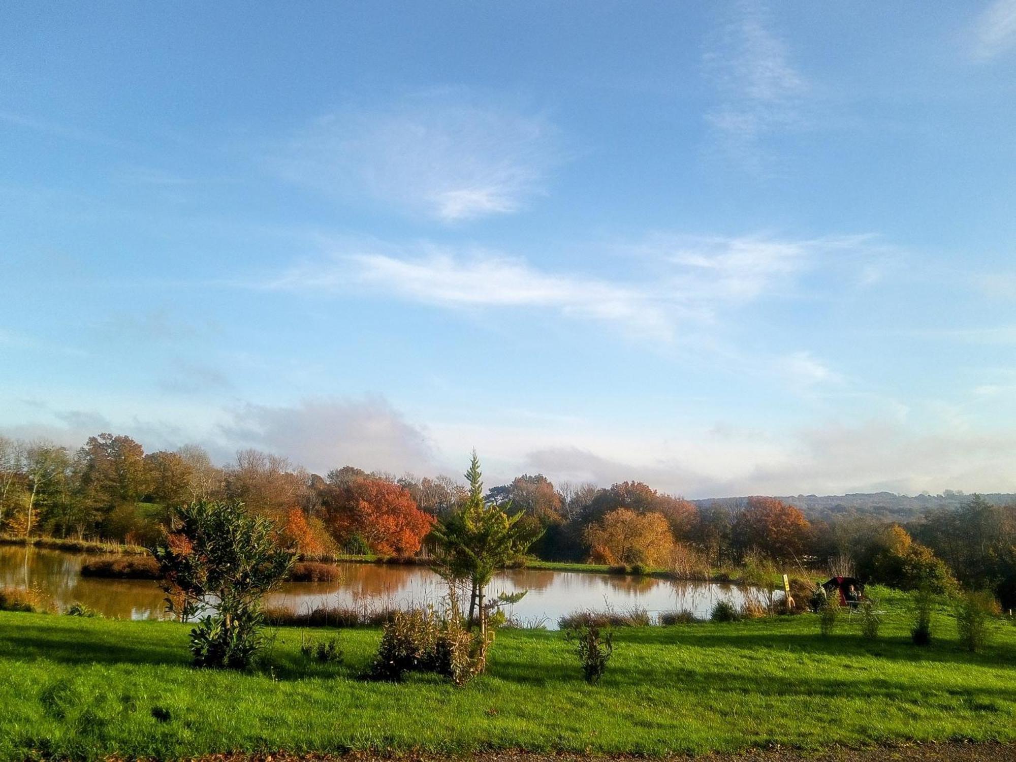 Charming Tranquil Shepherds Hut With Lakeside Balcony 'Roach' Uckfield Bagian luar foto