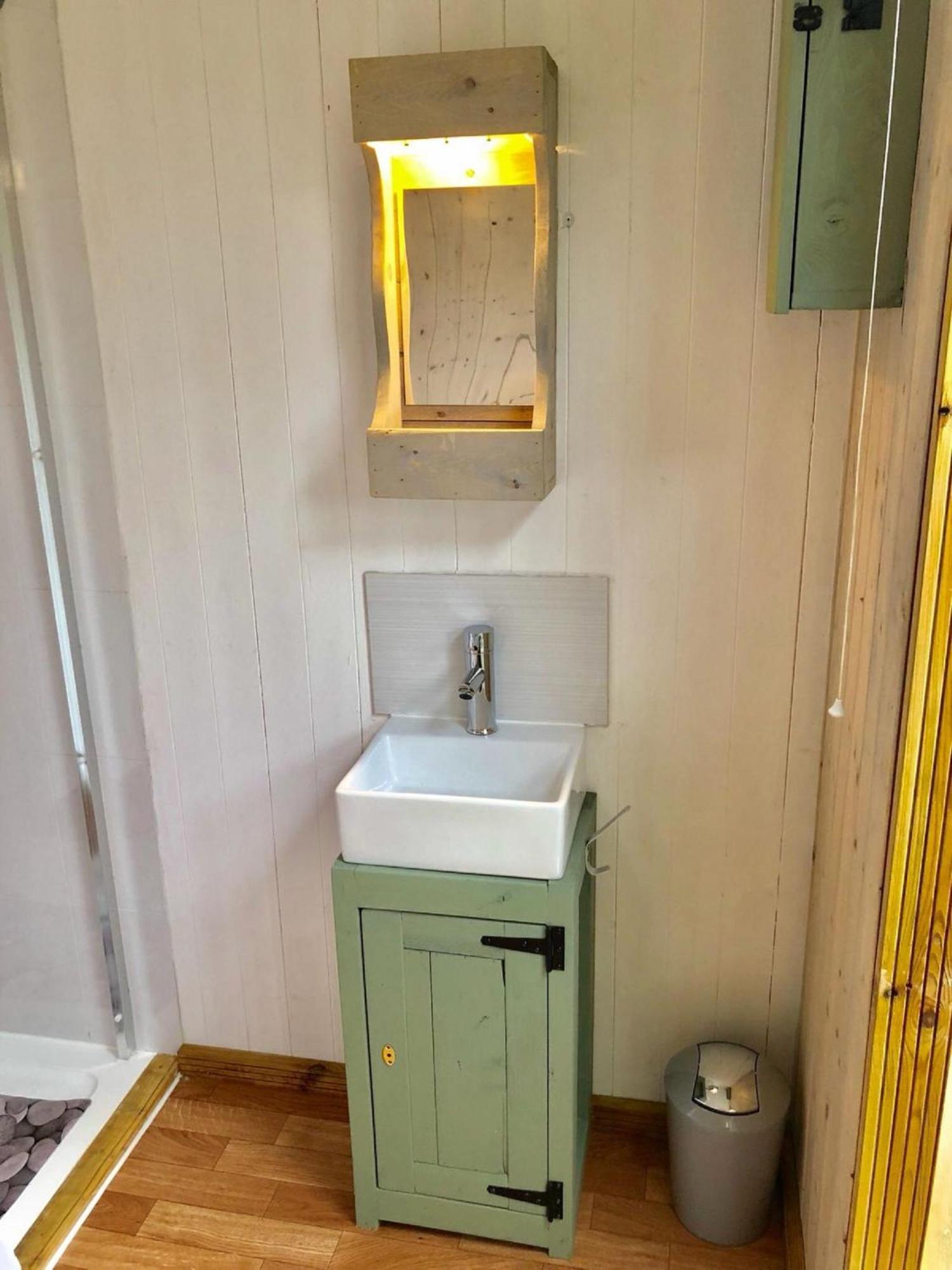 Charming Tranquil Shepherds Hut With Lakeside Balcony 'Roach' Uckfield Bagian luar foto