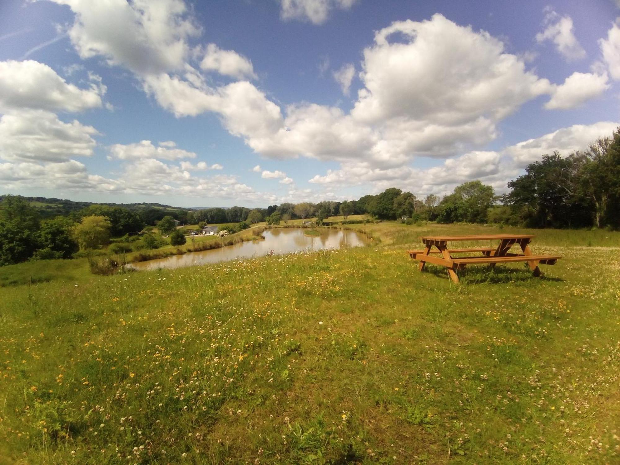 Charming Tranquil Shepherds Hut With Lakeside Balcony 'Roach' Uckfield Bagian luar foto