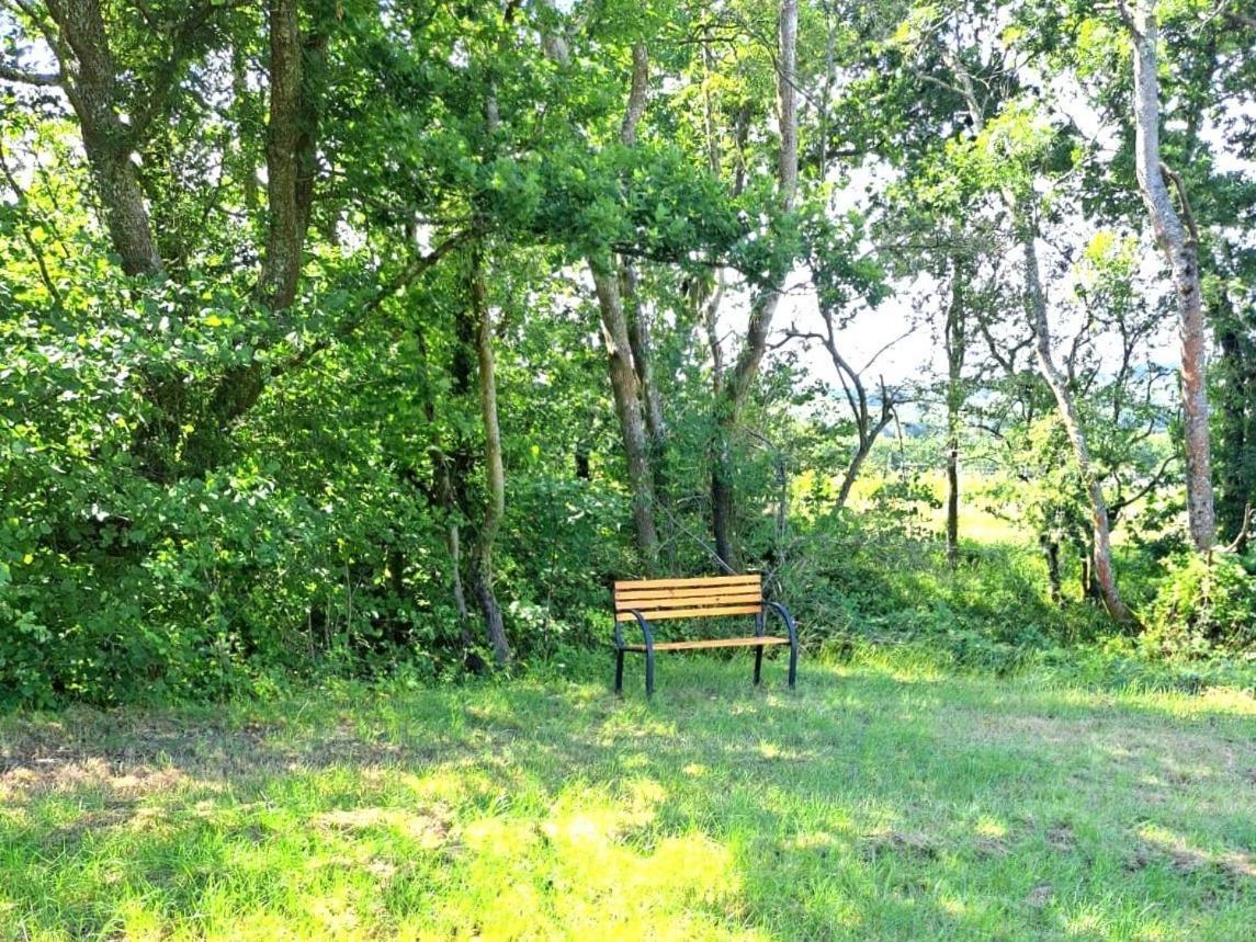 Charming Tranquil Shepherds Hut With Lakeside Balcony 'Roach' Uckfield Bagian luar foto