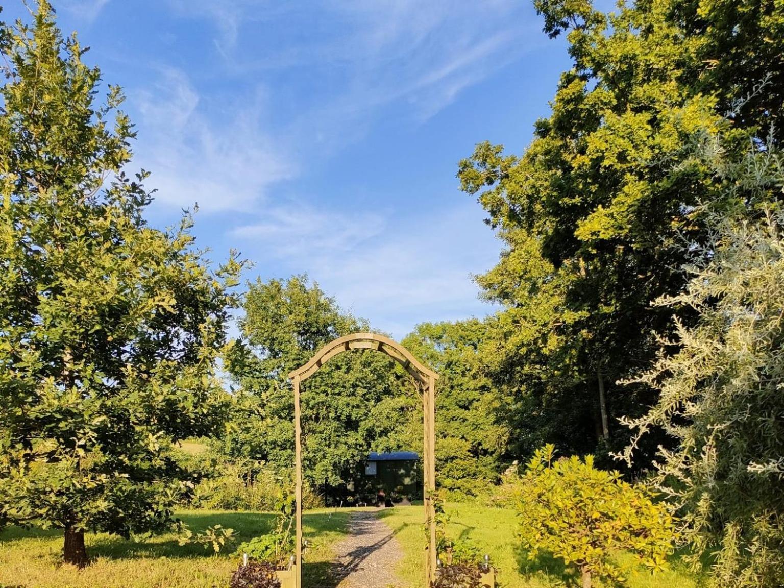 Charming Tranquil Shepherds Hut With Lakeside Balcony 'Roach' Uckfield Bagian luar foto
