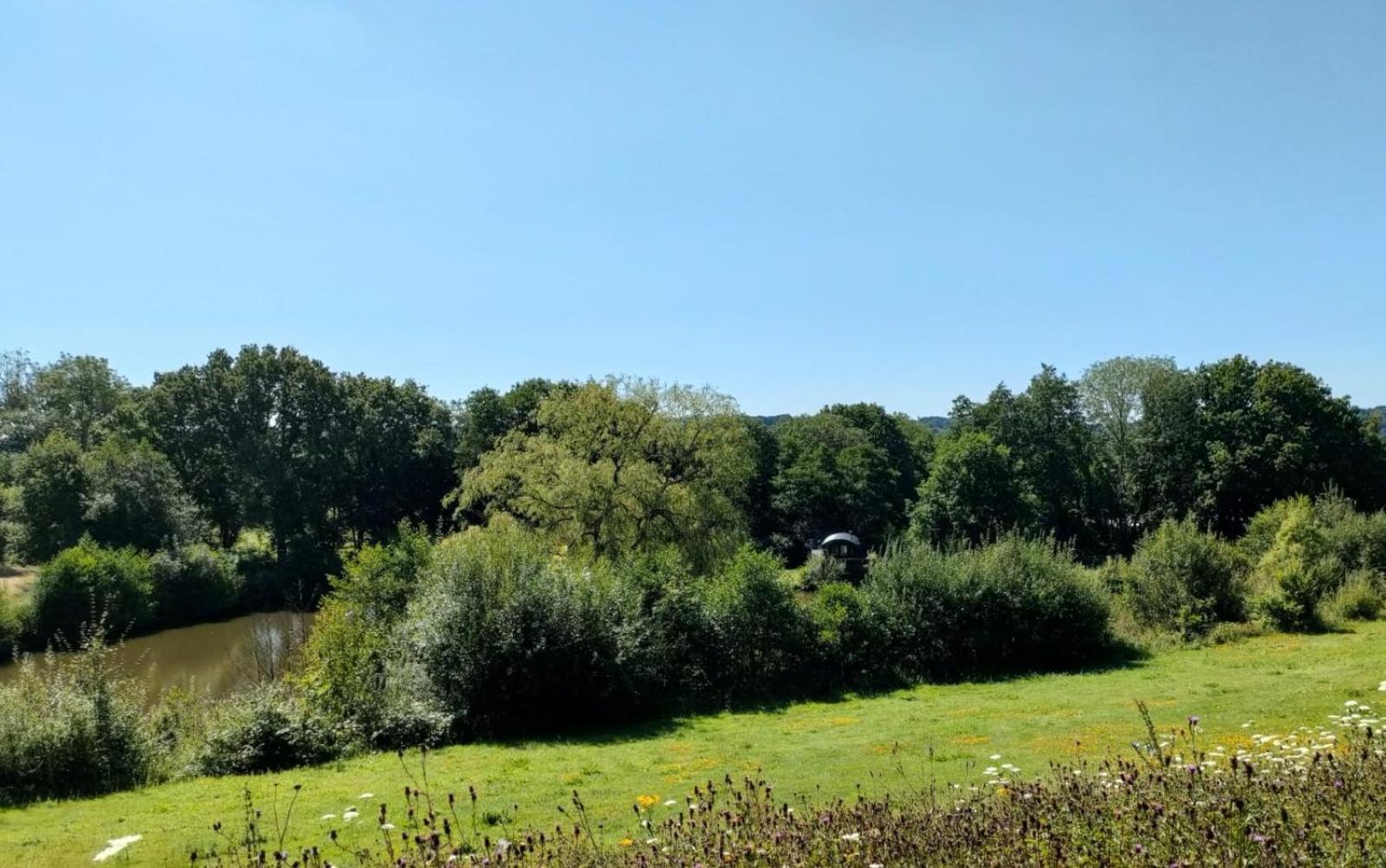 Charming Tranquil Shepherds Hut With Lakeside Balcony 'Roach' Uckfield Bagian luar foto